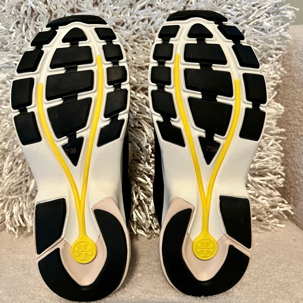 BRAND NEW NEVER WORN TORY BURCH SNEAKERS. SIZE 7.5. GREAT CASUAL SNEAKER!
